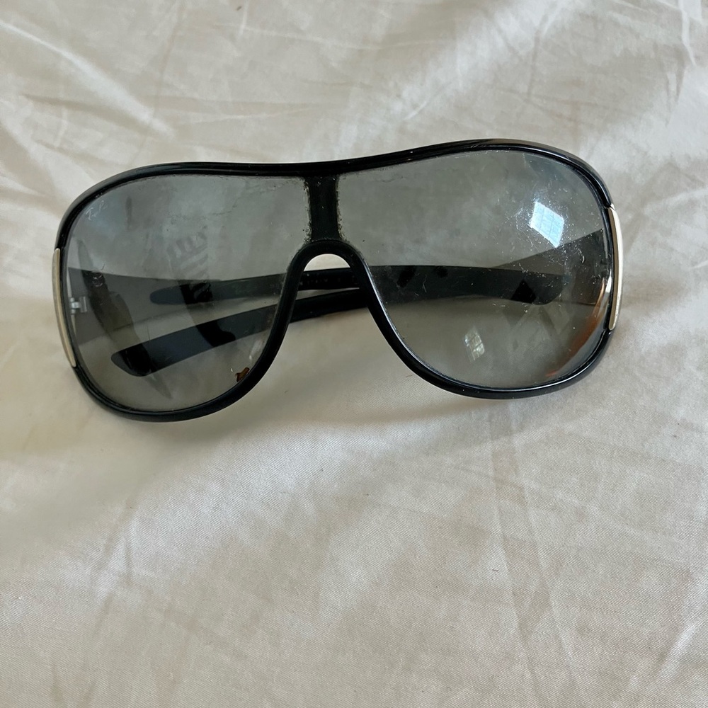 Ray-Bans wrap sunglasses